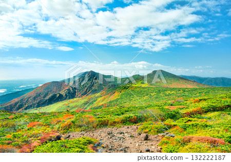 Nasu Town, Tochigi Prefecture: Mount Asahi and its 1,900m peaks, dyed in autumn leaves Nasu Town, Tochigi Prefecture: Mount Asahi and its 1,900m peaks, dyed in autumn leaves 132222187