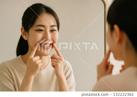一個女人練習微笑 一個女人練習微笑 132222362