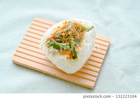 Rice balls with fried whitebait and chili peppers 132223104