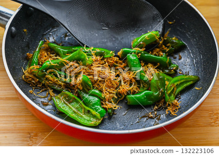 Stir-fry Manganji peppers and whitebait Stir-fry Manganji peppers and whitebait 132223106
