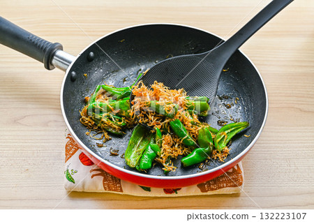Stir-fry Manganji peppers and whitebait Stir-fry Manganji peppers and whitebait 132223107