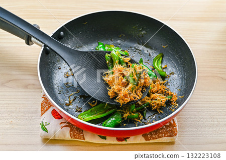 Stir-fry Manganji peppers and whitebait 132223108