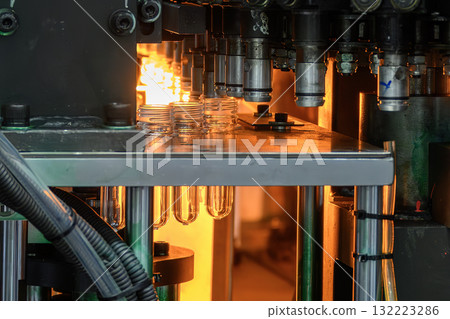 Conveyor belt deliver the preform shape to the  blow mold machine 132223286