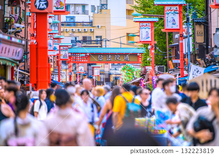 日本東京城市景觀:入境旅遊持續進行…傳邦院街擠滿外國遊客的景象 日本東京城市景觀:入境旅遊持續進行…傳邦院街擠滿外國遊客的景象 132223819