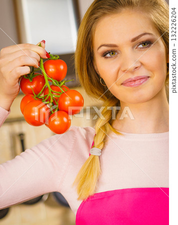 Woman hand holding tomates Woman hand holding tomates 132226204