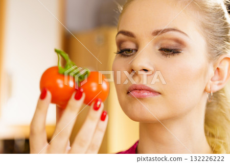 Woman hand holding tomates Woman hand holding tomates 132226222