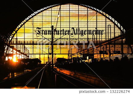 日落和法蘭克福中央火車站 132226274