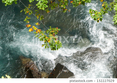 岩手縣八幡平市的溪流和紅葉季節的開始 132227029