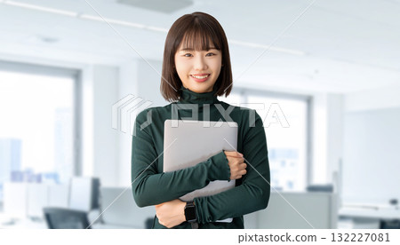 帶筆記型電腦的女人/女商人 帶筆記型電腦的女人/女商人 132227081
