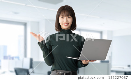 帶筆記型電腦的女人/女商人 帶筆記型電腦的女人/女商人 132227087