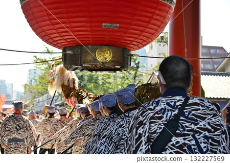 Golden dragon leaving Hozomon Gate, Tokyo 132227569