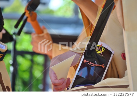 Hands playing the shamisen 132227577