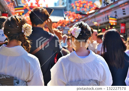 人們走在東京淺草的仲見世 人們走在東京淺草的仲見世 132227578