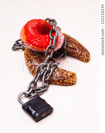 Cake with chain and padlock, diet concept. 132228234