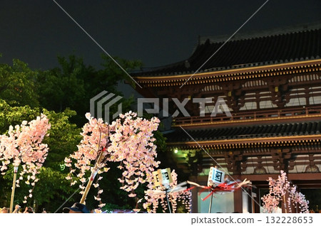 東京池上本門寺的燈籠遊行儀式 132228653