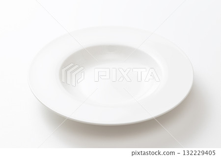 白色背景上的白色義大利麵盤 白色背景上的白色義大利麵盤 132229405