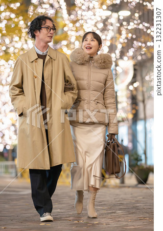 夜晚在城市中行走的男人和女人 夜晚在城市中行走的男人和女人 132231307