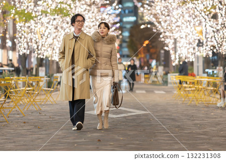 夜晚在城市中行走的男人和女人 夜晚在城市中行走的男人和女人 132231308