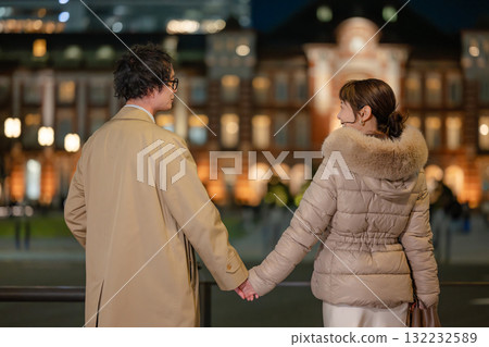 晚上約會的情侶 132232589