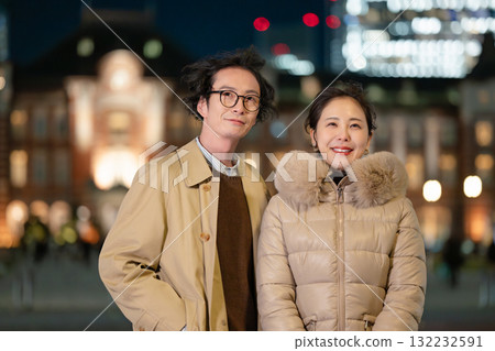 晚上約會的情侶 132232591