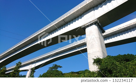 令人印象深刻的高速公路高架橋結構在藍天的背景下格外醒目 132234117