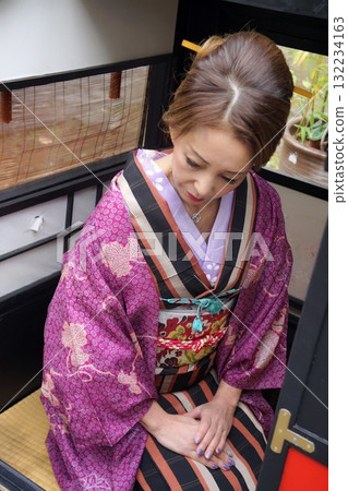 一個穿著日本服裝的女人 一個穿著日本服裝的女人 132234163