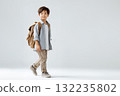 一名小學生背著書包精力充沛地行走 132235802