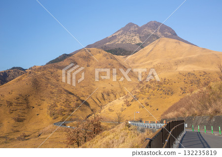 Yufudake和枯萎的草地 132235819