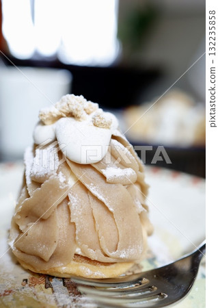 在咖啡館享用濃鬱的蒙布朗。秋天的甜點時間。 在咖啡館享用濃鬱的蒙布朗。秋天的甜點時間。 132235858