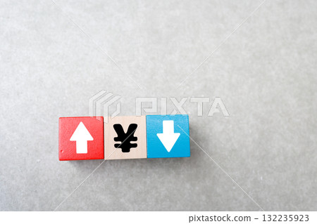 日圓符號和箭頭表示的貨幣漲跌概念圖。 日圓符號和箭頭表示的貨幣漲跌概念圖。 132235923