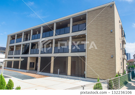 低矮的公寓大樓和清爽的藍天 132236106
