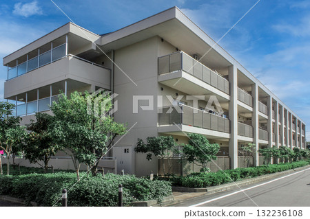 Low-rise apartment buildings and refreshing blue skies Low-rise apartment buildings and refreshing blue skies 132236108