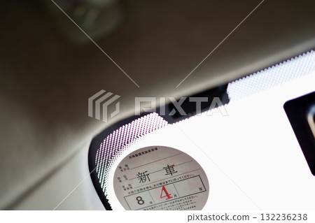定期檢查紀錄貼紙上寫著「新車」字樣。 132236238