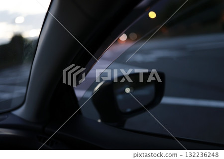 車窗微微打開，從車內看到的景色。 132236248