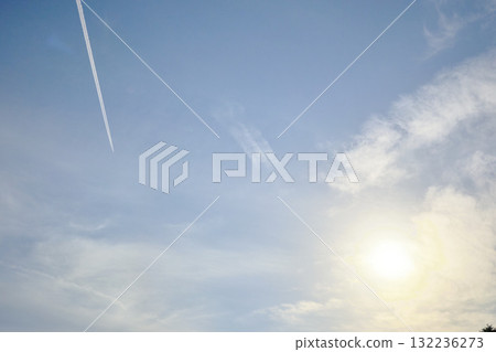 天空、太陽和凝結尾跡 天空、太陽和凝結尾跡 132236273