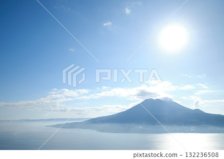 蒸汽瀰漫的鹿兒島灣清晨 蒸汽瀰漫的鹿兒島灣清晨 132236508