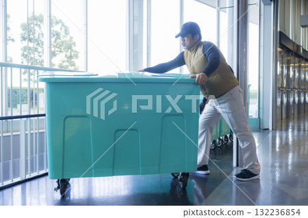 A man who throws away garbage 132236854