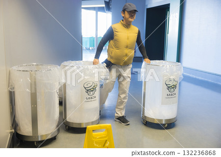 A man who throws away garbage 132236868