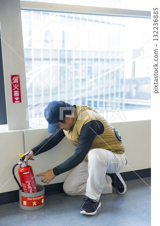 檢查滅火器的人 132236885
