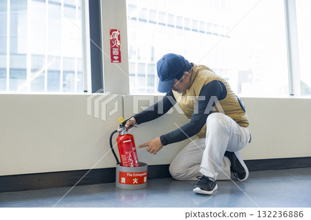 檢查滅火器的人 132236886