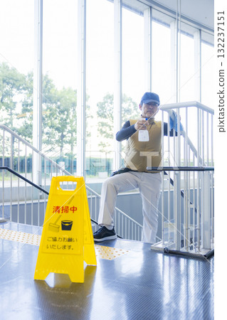 Building cleaner 132237151