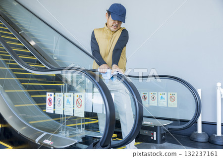 Building cleaner 132237161