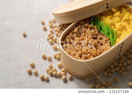 Minced meat bento made with soy meat 132237186