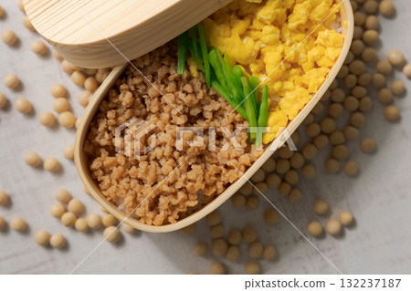 Minced meat bento made with soy meat 132237187