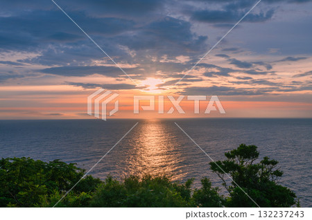 美麗的日出照亮了大海 美麗的日出照亮了大海 132237243