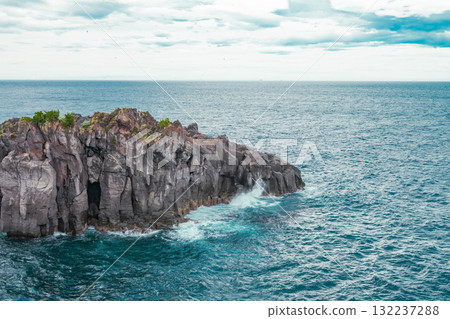 Rugged cliffs with splashing waves Rugged cliffs with splashing waves 132237288