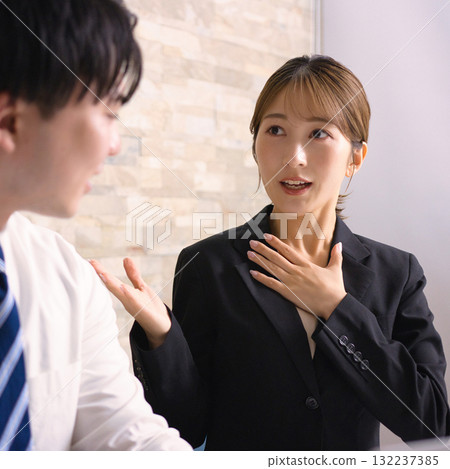 年輕男女在辦公室一邊看電腦一邊開會 年輕男女在辦公室一邊看電腦一邊開會 132237385