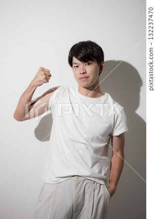 年輕人訓練他的肌肉：二頭肌 132237470