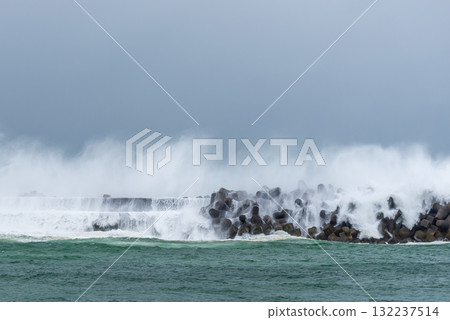 Approaching typhoon, big waves, Yakushima, offshore Alps (Autumn) 132237514