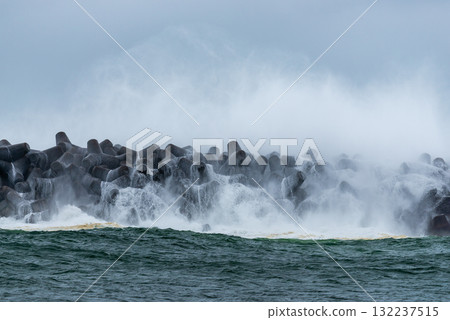 颱風逼近、巨浪、屋久島、阿爾卑斯山近海（秋季） 132237515